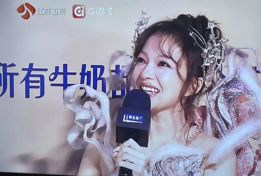 2亿围观！她这次终于穿对了
 
水晶头饰一亮相，弹幕直接刷屏。江苏卫视跨年，张韶