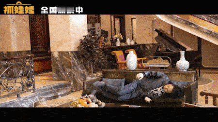 #抓娃娃连花絮也这么好笑# 沈腾和马丽的片场花絮真是笑到肚子疼！沈腾被张子栋的“