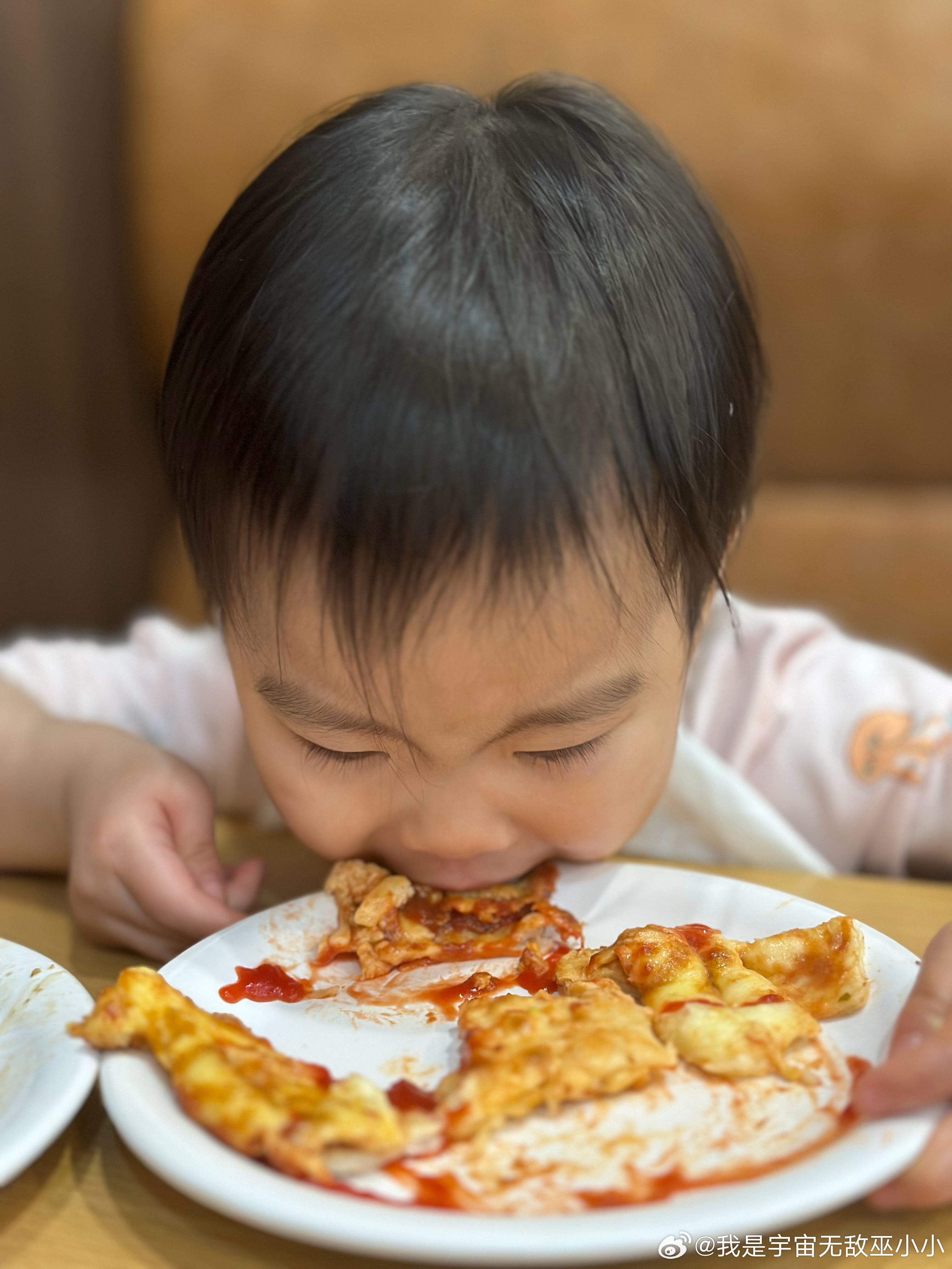 有个饭渣早上不肯吃饭，去上完体能课，又去儿童乐园疯玩了两个小时，而且还在儿童乐园