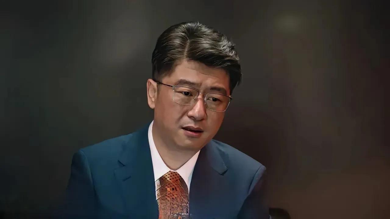 电视剧《利剑·玫瑰》里饰演吴斌的演员冯鹏，在剧中的表演十分出色。外表文质彬彬的，