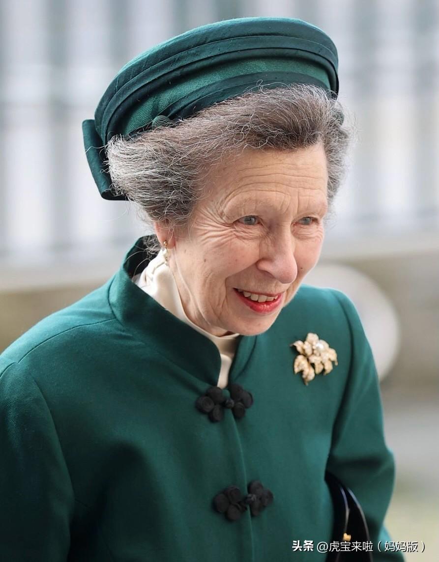 安妮公主和丈夫在威斯敏斯特大教堂，出席英联邦日活动！绿色套装生机勃勃！