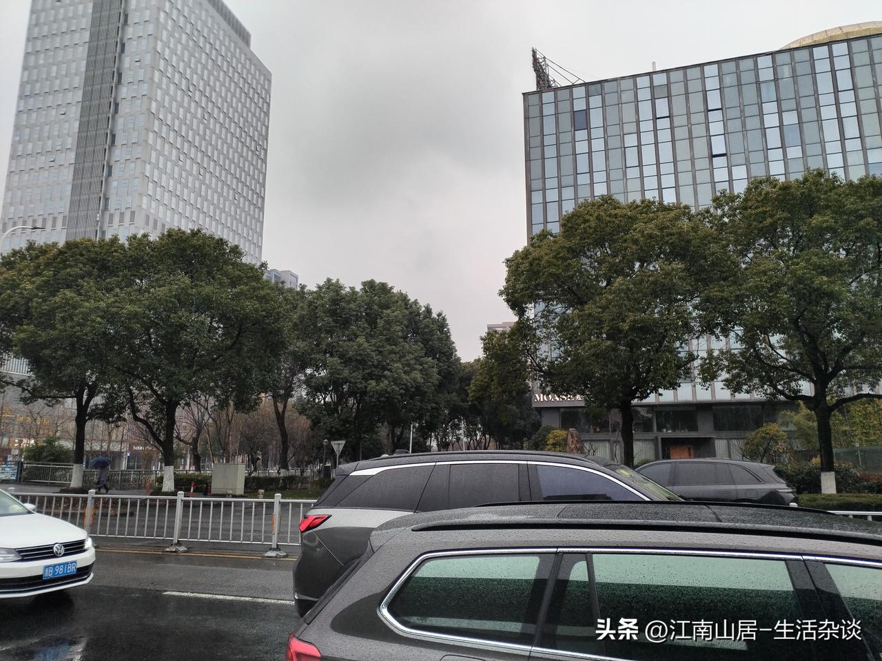 有时候在CBD商务楼里上班的员工，失业后说的工作不好找，找不到工作，并非真的没有