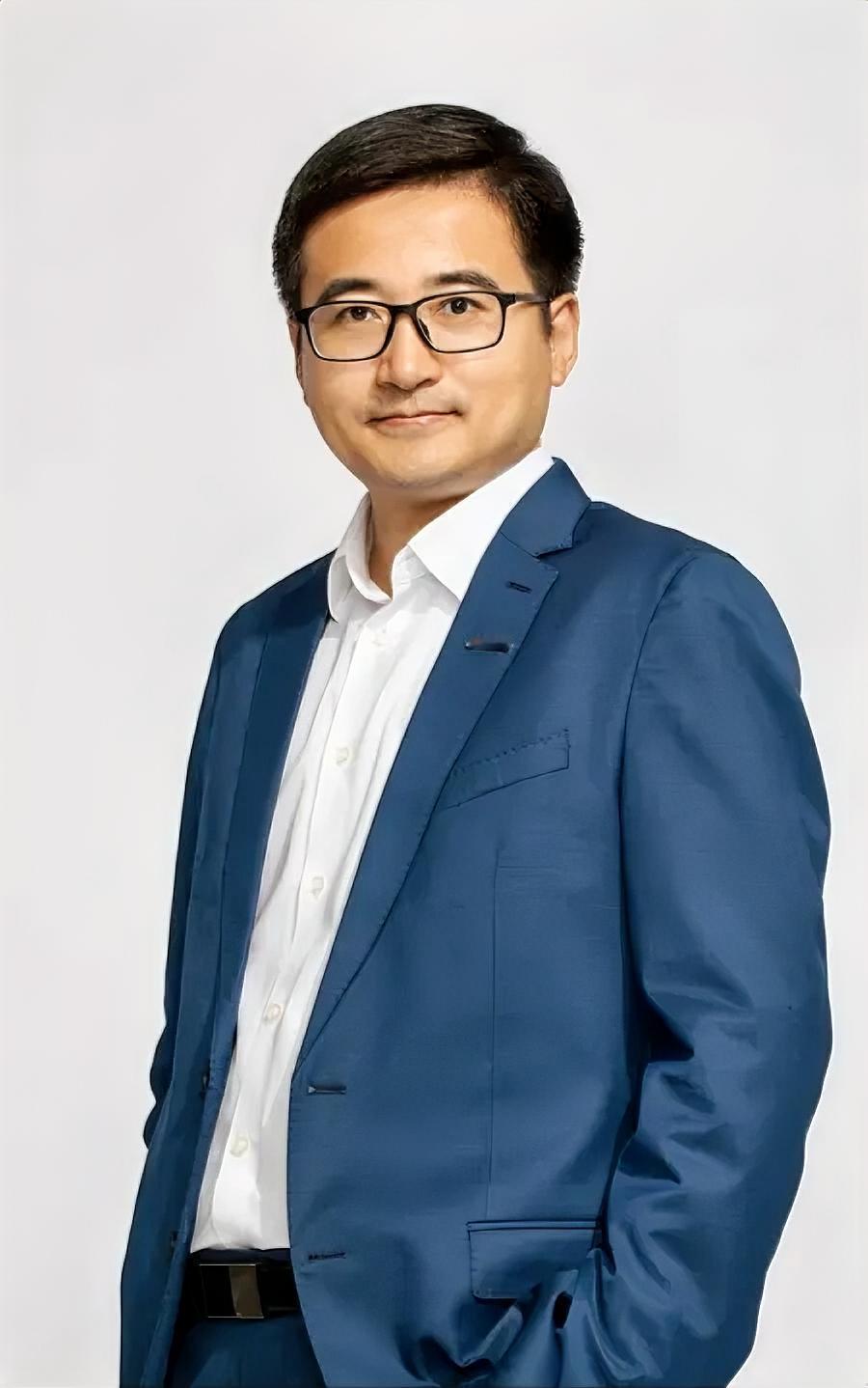李云飞：比亚迪品牌崛起背后的陕北硬汉

比亚迪集团品牌及公关处总经理李云飞，
荣