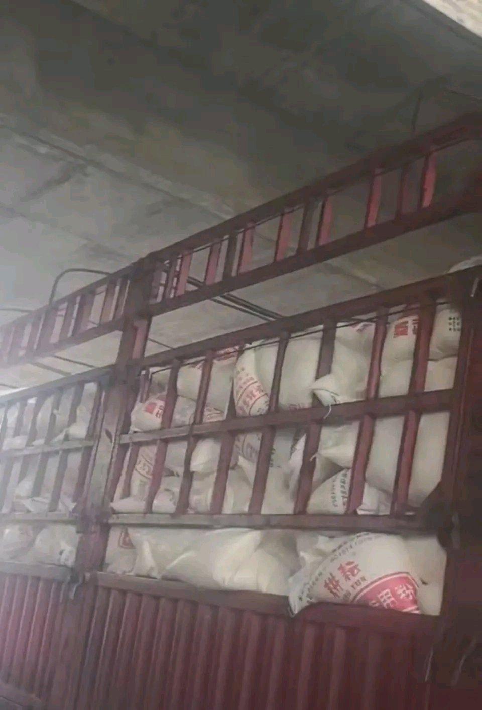 河南新郑的这起暖心事件太让人感动了！5月14日，货车司机张师傅刚运出34吨面粉，