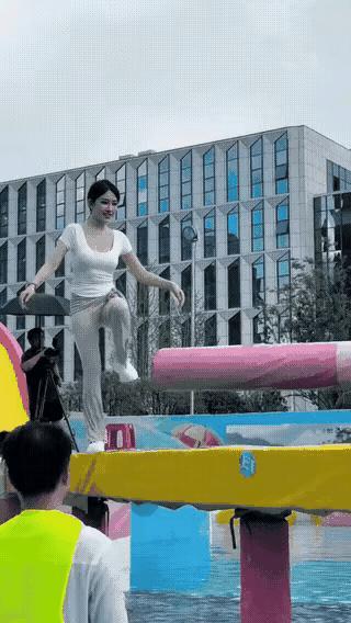 小美报名了某卫视组织的闯关大挑战，游戏规则是如果闯关成功将赢得一台品牌空调。正好