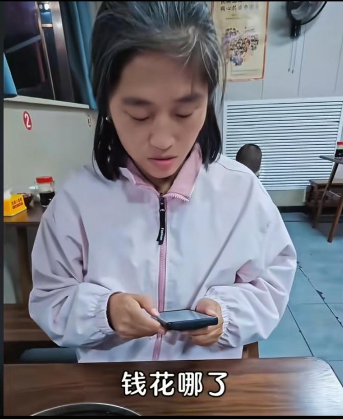 丈夫大庭广众之下盘问八千生活费的去向，妻子头发花白满脸疲惫的拿出花费记录，全是生