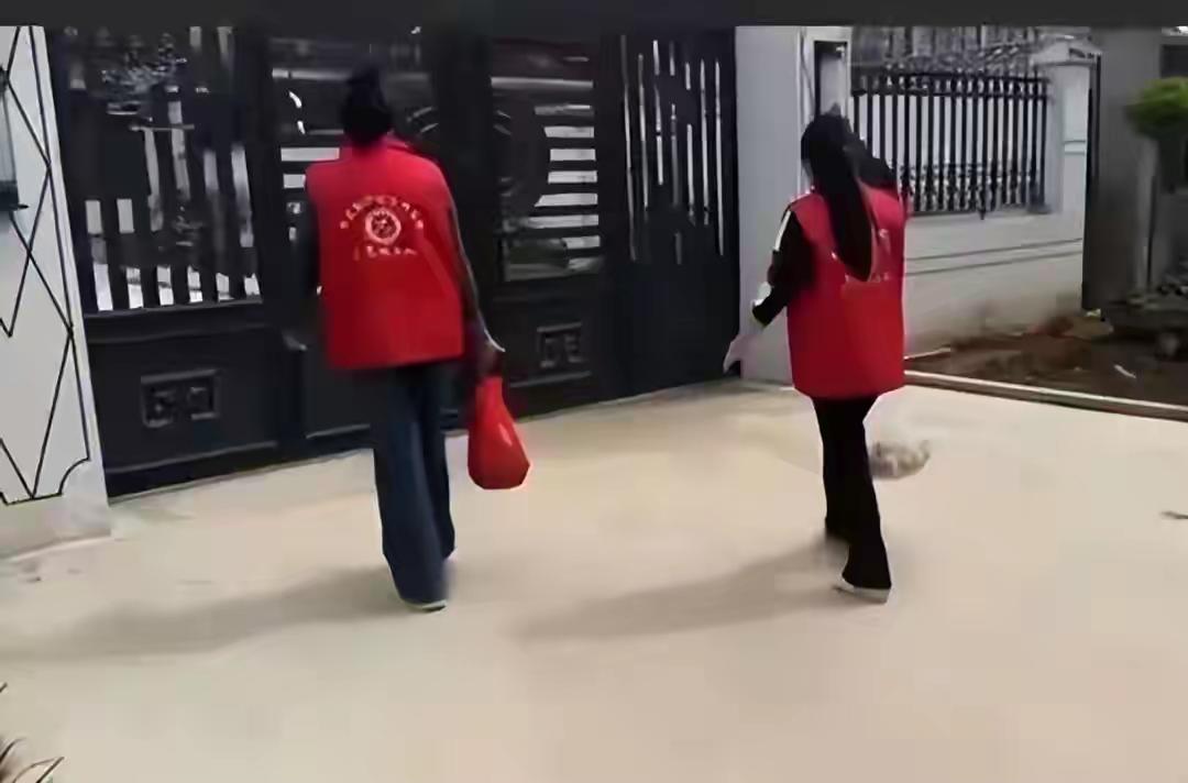 江苏沭阳一社区慰问的困难老人住大别墅，摆五粮液引质疑！

社区回应：确实不困难，