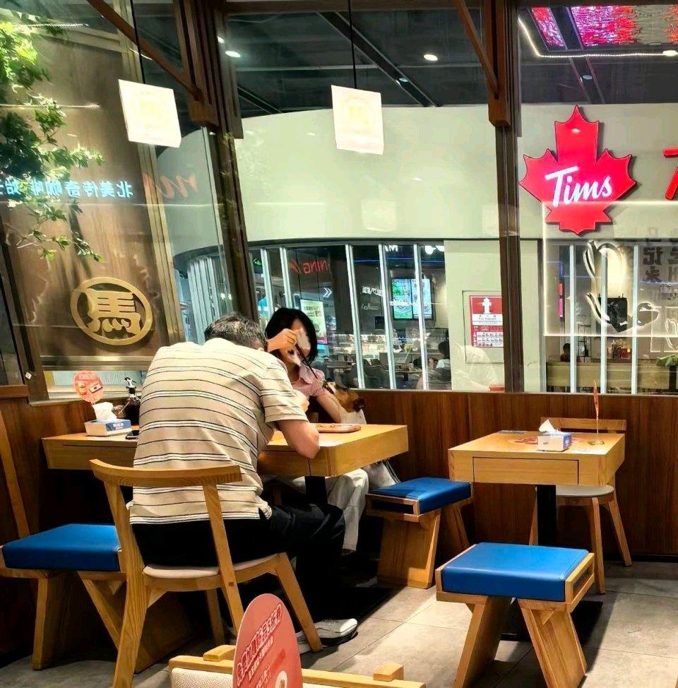 现在这事儿真是让人无语。有家面馆遇到顾客用店内筷子喂狗，员工劝阻还没成功，最后只