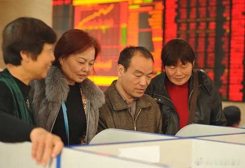 今天上午银行股那走势，估计不少人看傻了。中农工建四大行，总市值盘中直接干破10万