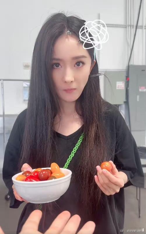 #杨幂工作前来一碗小番茄#杨幂工作前来一碗小番茄🍅今天又是元气满满的一天[你好