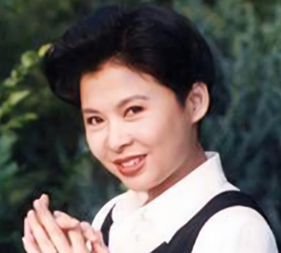 1980年，一个男人把董文华约到一个无人的地方，对她表白心意，18岁的董文华以“