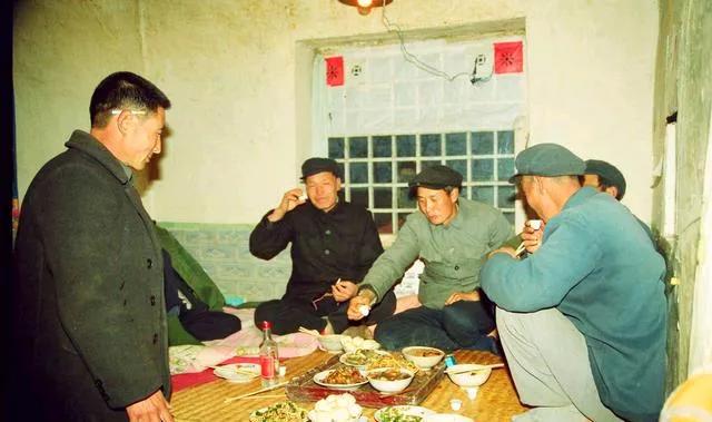 一包烟、一壶酒、整几颗大蒜、馒头、炒几个小菜，这就是东北人和山东人的生活日常，他