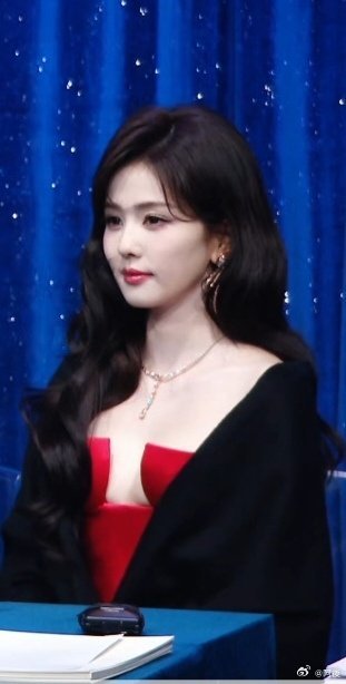 白鹿红毯签名李佩仪 细节见真心！白鹿红毯签李佩仪为《唐宫奇案》宣传，把角色放在首