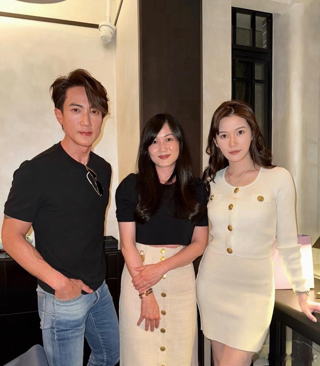 吴尊和老婆林丽吟现身澳门，和朋友聚餐喝酒。林丽吟看起来苍老了不少，满面油光，状态