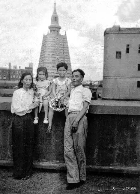 1949年，贺子珍（左一）与贺小平（右二）合影，右一为贺敏学