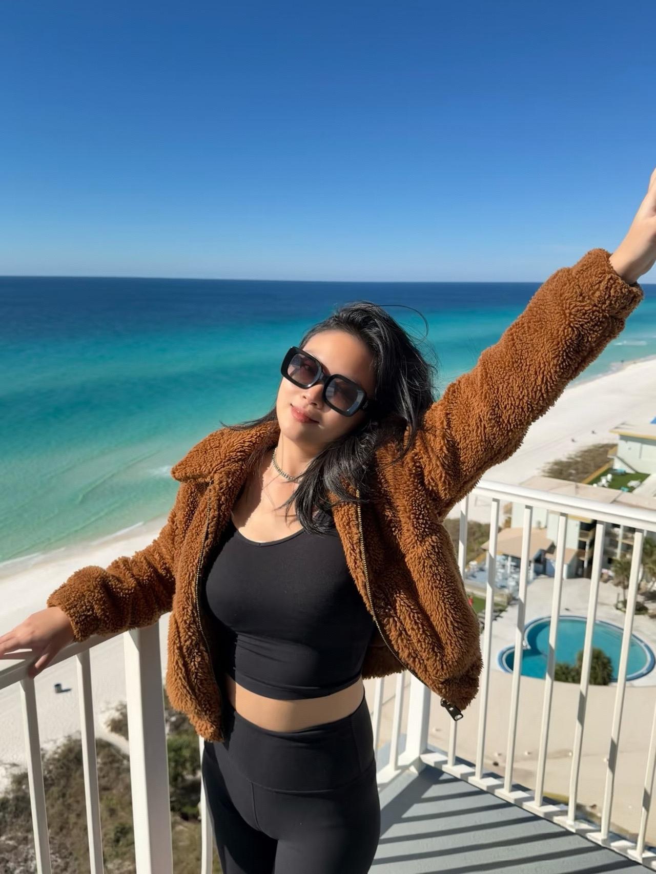 阳光沙滩，海风轻拂，度假时光