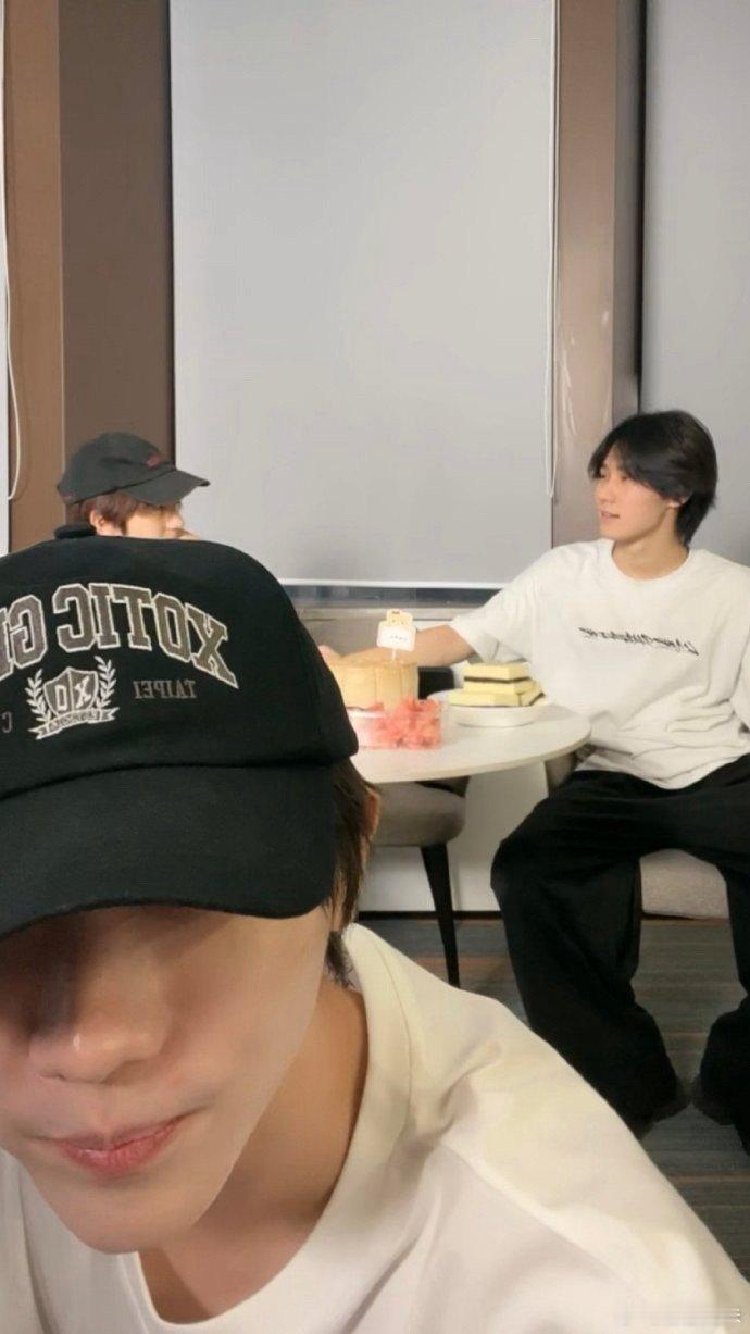 #时代少年团直播#哈哈哈笨笨和懵懵才是他们的魅力所在嘛！一群人太可爱了吧 ​​​