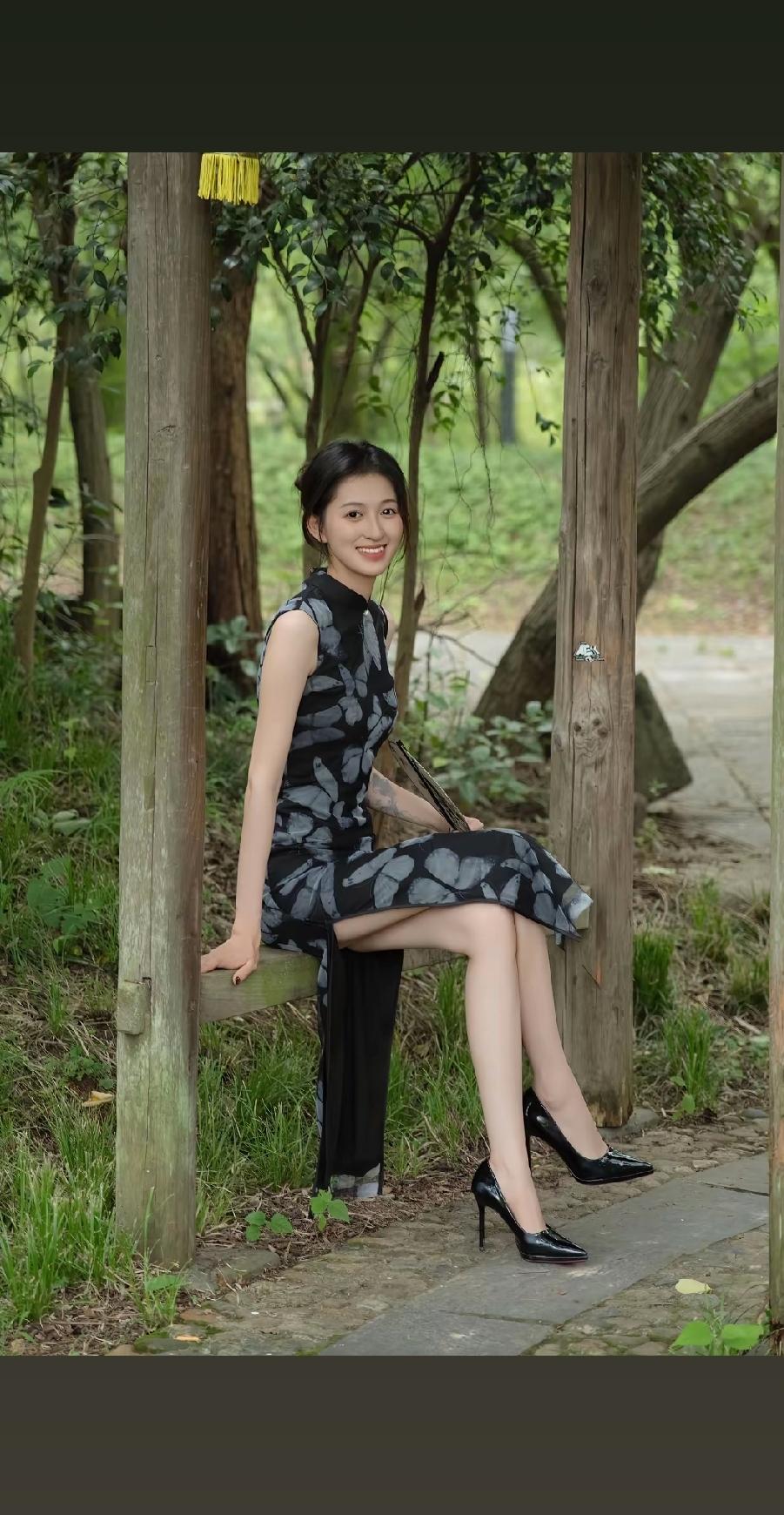 夏日生活打卡季女生怎么穿搭会看上去很优雅 性感美女的日常穿搭 分享好看的女孩穿搭