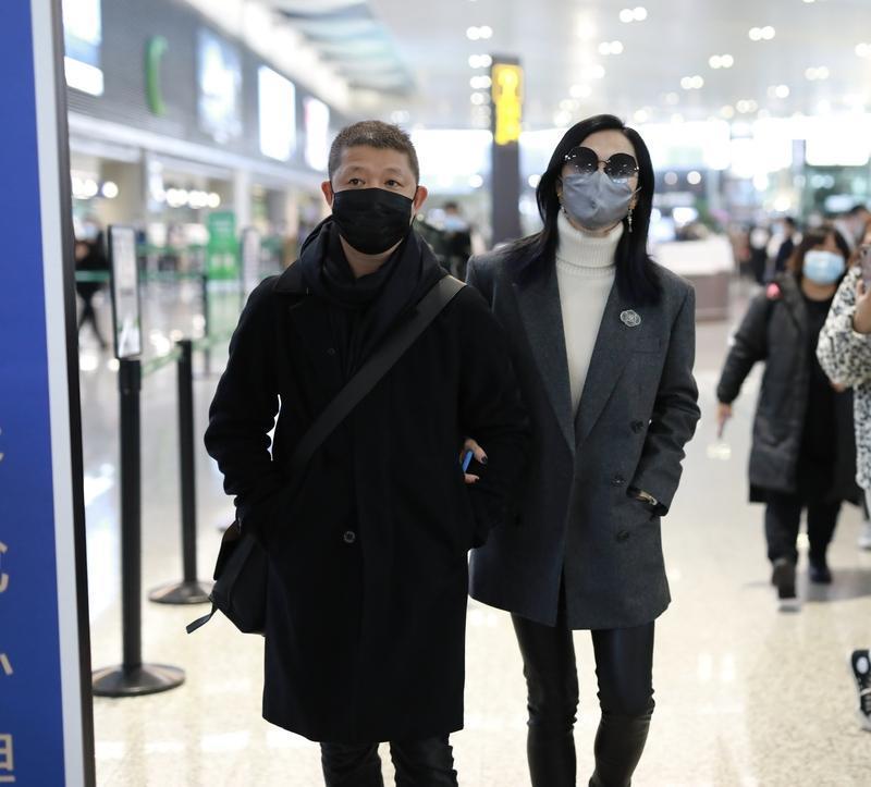 姚晨官宣离婚这事一出来，热搜直接炸了。她和曹郁的联合声明很体面，说多年前就和平离