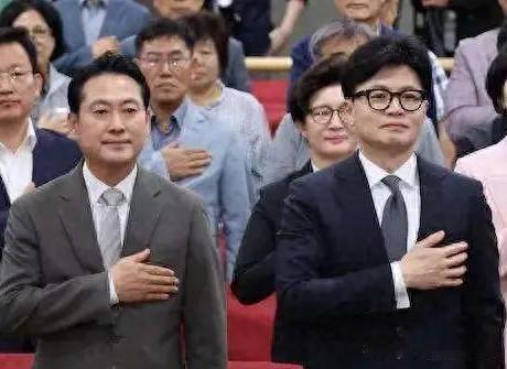 内讧持续升级！韩国民力量党伦理委员会正副主任公开对峙

韩国国民力量党党首张东赫