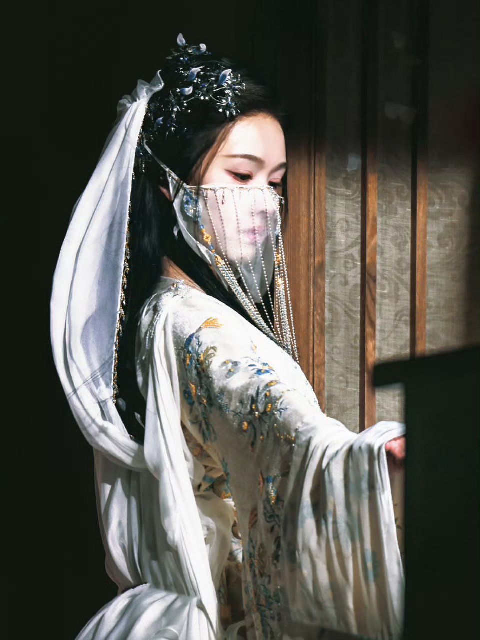 陈都灵怎么这么仙儿啊！！陈都灵《月鳞绮纪》吊威亚路透清冷感又溢出屏幕了[好喜欢]