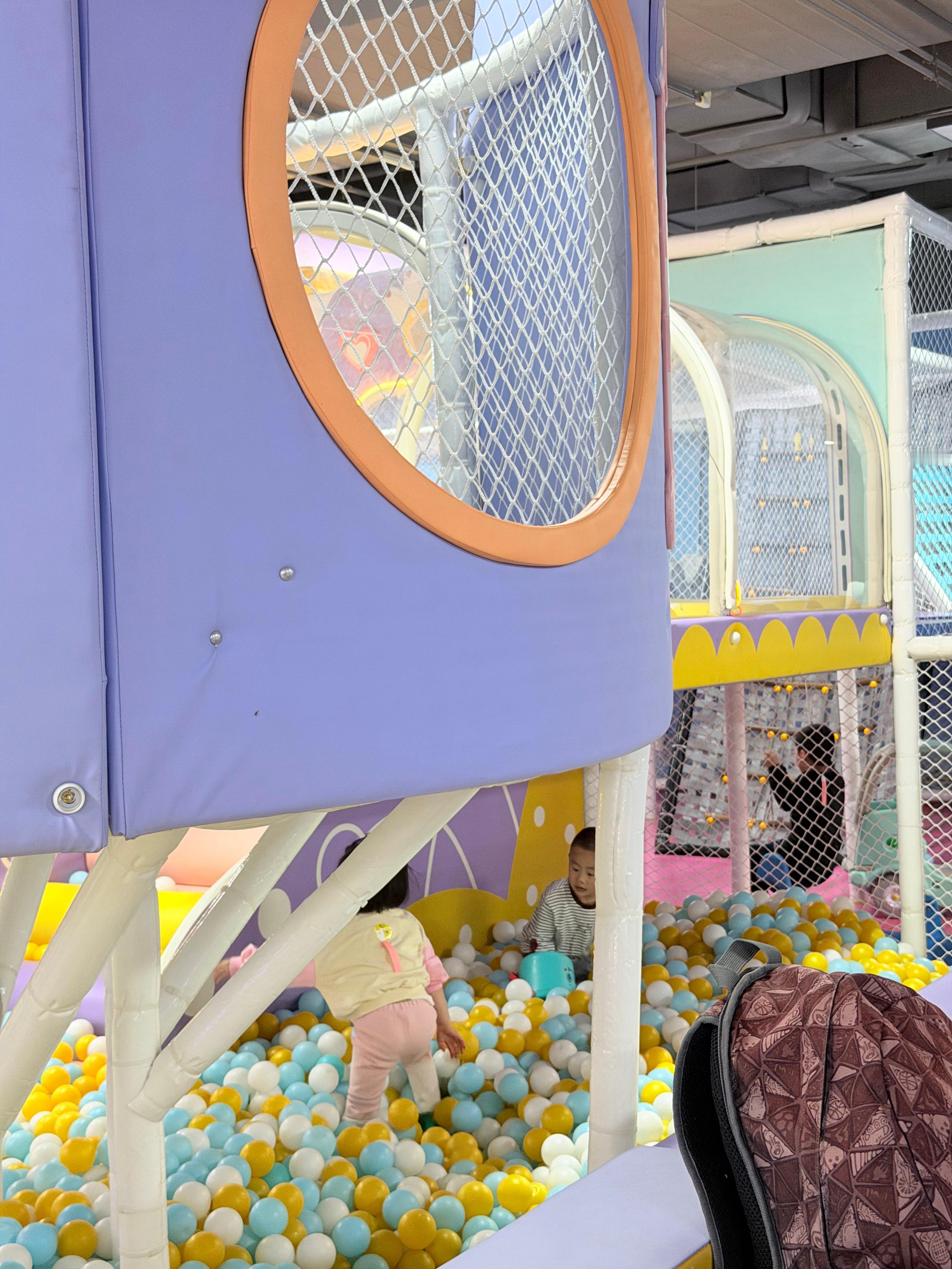 图三家长心也是够大的孩子在里面玩她直接睡觉2小时了可能是太累了话说这种情况大家放