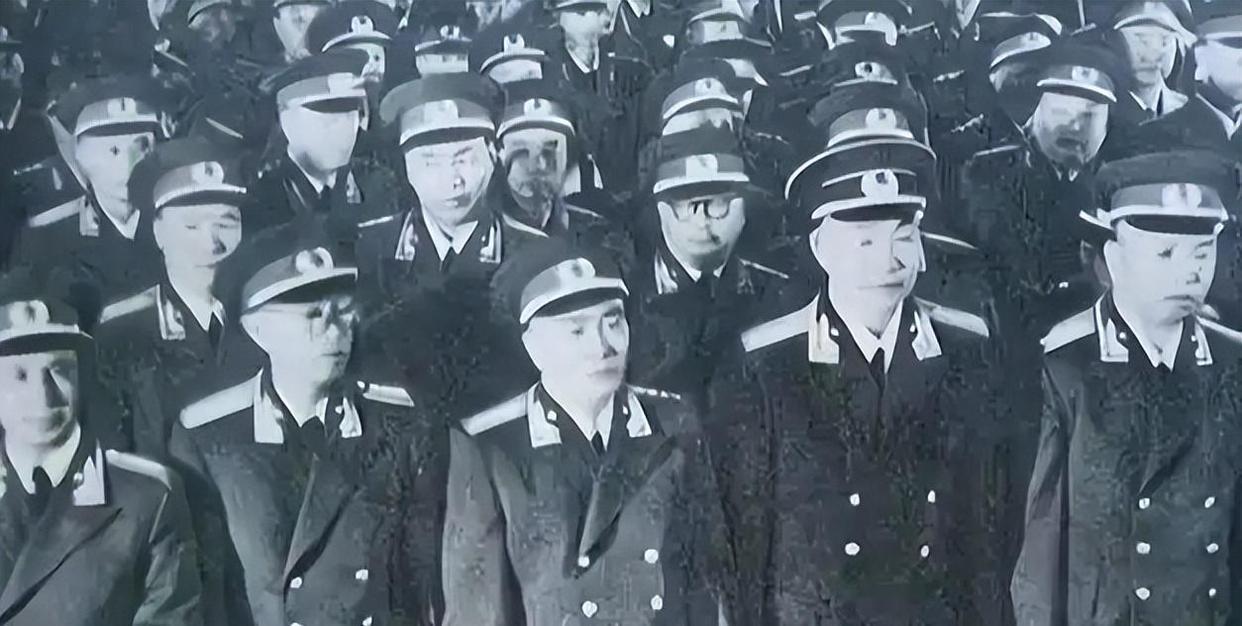 抗战那几年，散在各处的游击队也摸出各处的游击队也摸出一个门道：要是只打仓库、不占