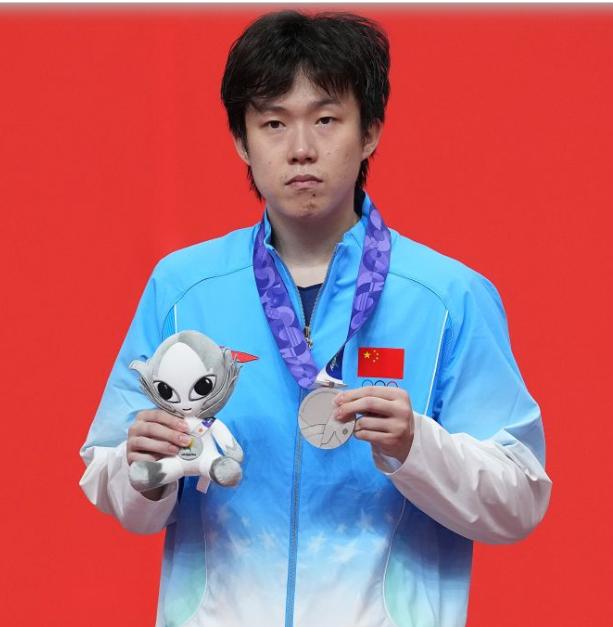 亚运会刚落幕，中国队稳居榜首，台下却炸了锅：国乒两名核心深陷纷争，赢家遭嘘、输家