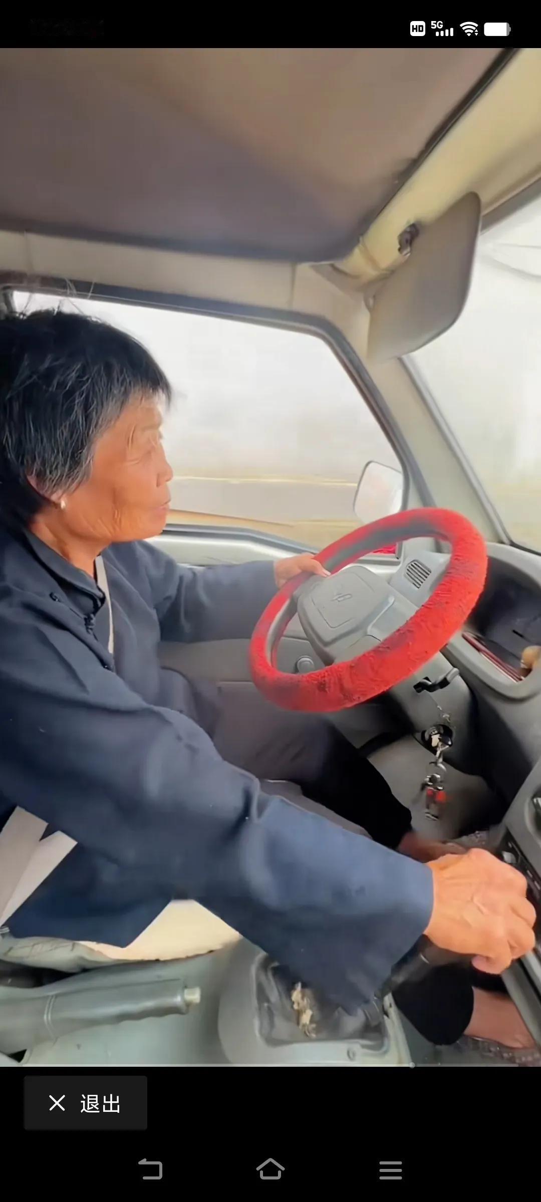 哈哈，真正的“老司机”总算见到了！你看这动作是多么娴熟老练！#老司机蒙了# #这