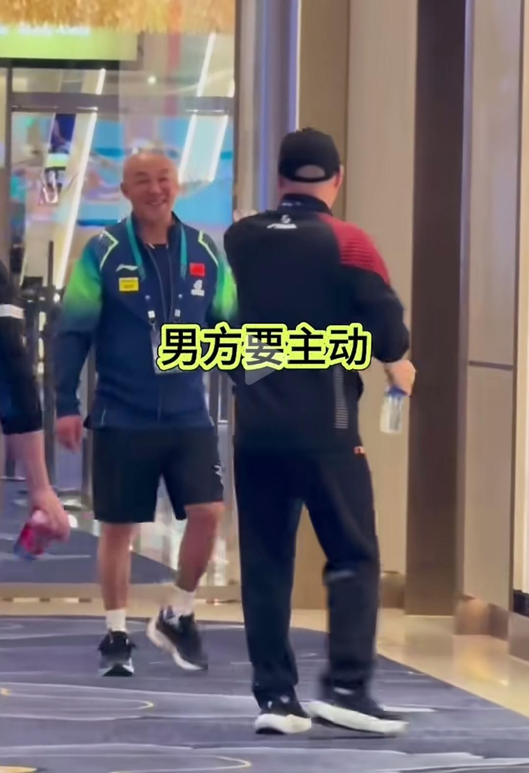男女乒教练俩老帅哥见面，看谁笑的欢实。
在机场，河北省队教练小杨和国乒男队教练肖