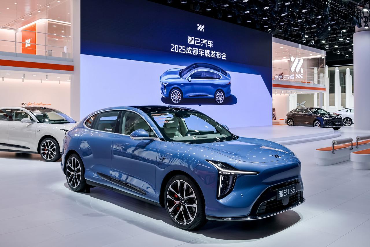今天于2025成都车展上亮相的新一代智己LS6,截止目前预售订单已突破4.8万台