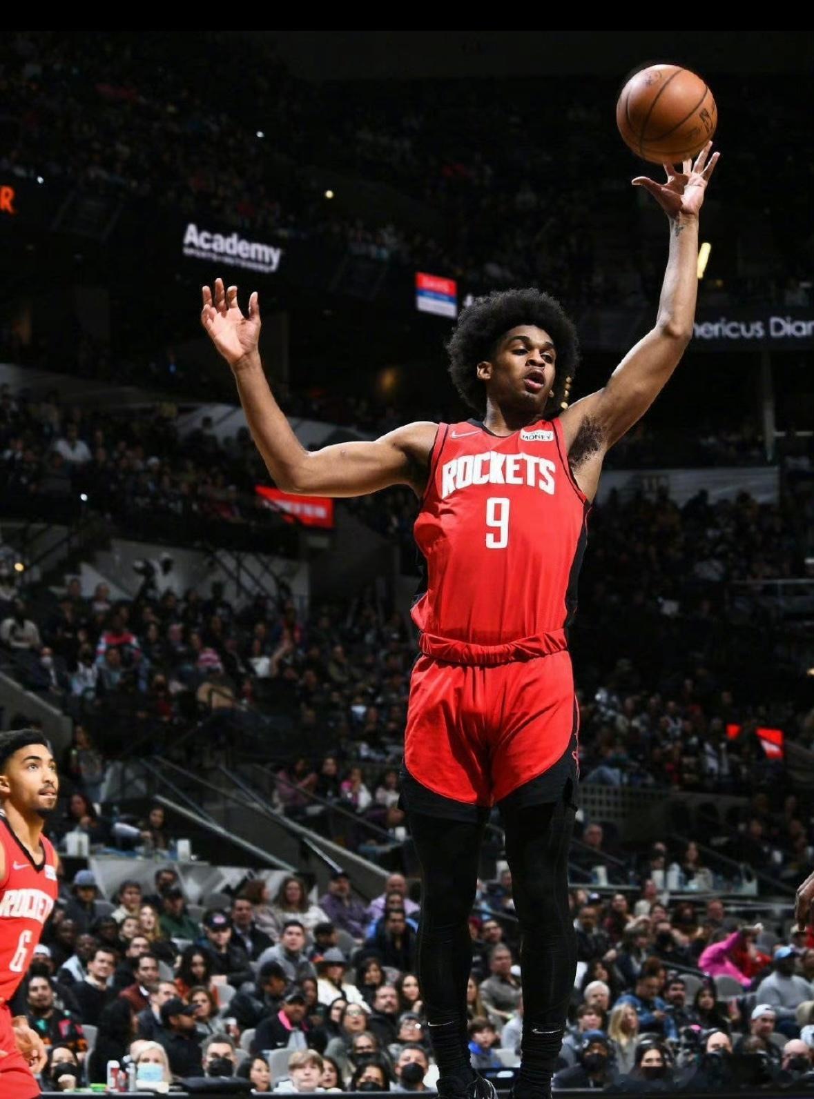 深圳男篮这引援速度够快的啊！比广东男篮效率高太多了！深圳男篮在约翰逊受伤后，火速