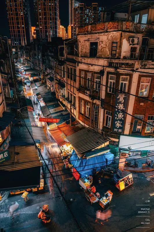 “贫在闹市无人问”，经典下联“富在深山有远亲”太绝了。从对仗角度，“贫”与“富”