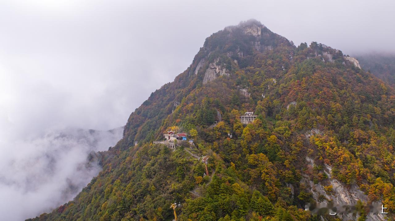 天台山位于汉中武乡秦岭中段南麓，有“陕南第一名山”之美誉，因山顶平坦如台，故名天
