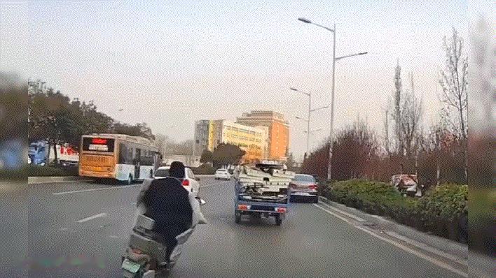 网友:还不如直接撞三轮车呢！