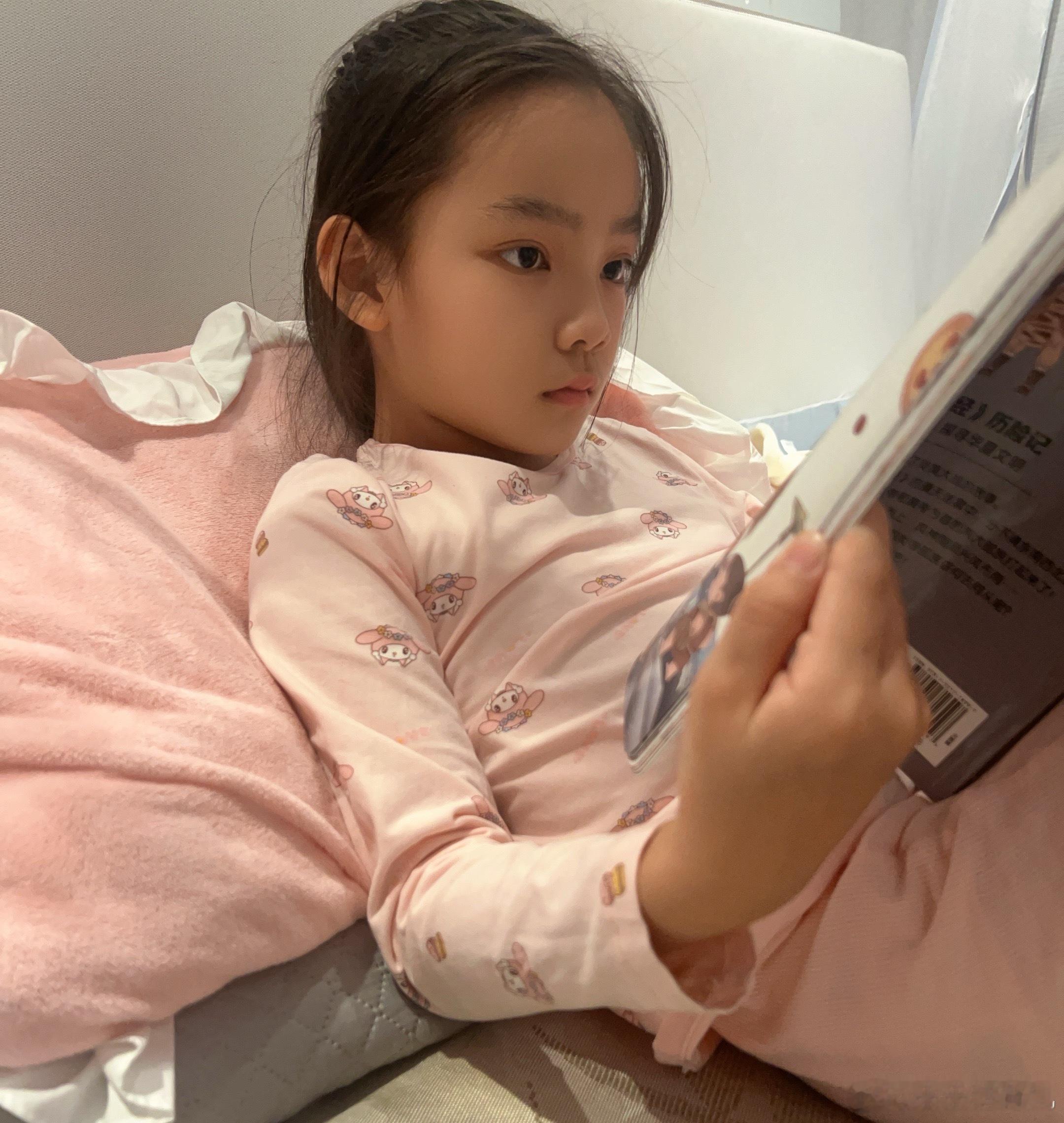 米米睡前在很认真地看着《山海经》母婴育儿[超话]米米的成长记录 ​​​