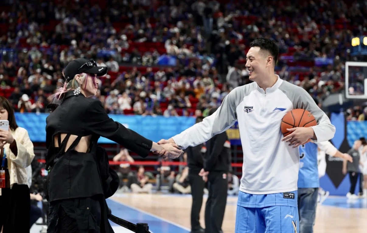 岳岳pinkray北京男篮vs南京男篮 岳岳观战CBA，与北京首钢男篮队长翟晓川
