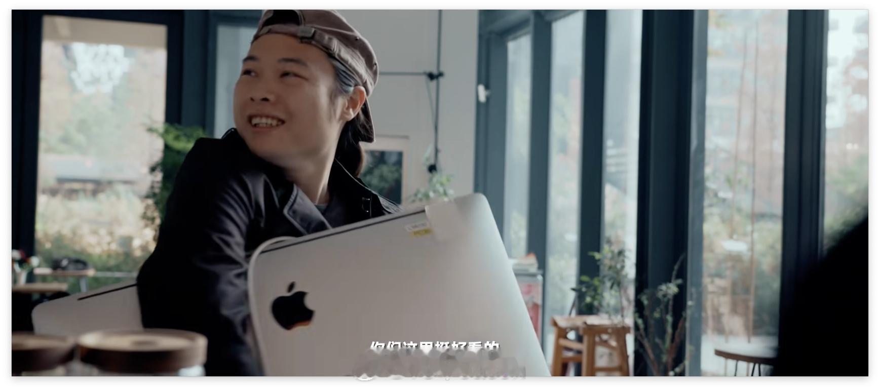 韩国星巴克禁止携带大型工作设备 看到这个就想起了热男的 MacBook in S