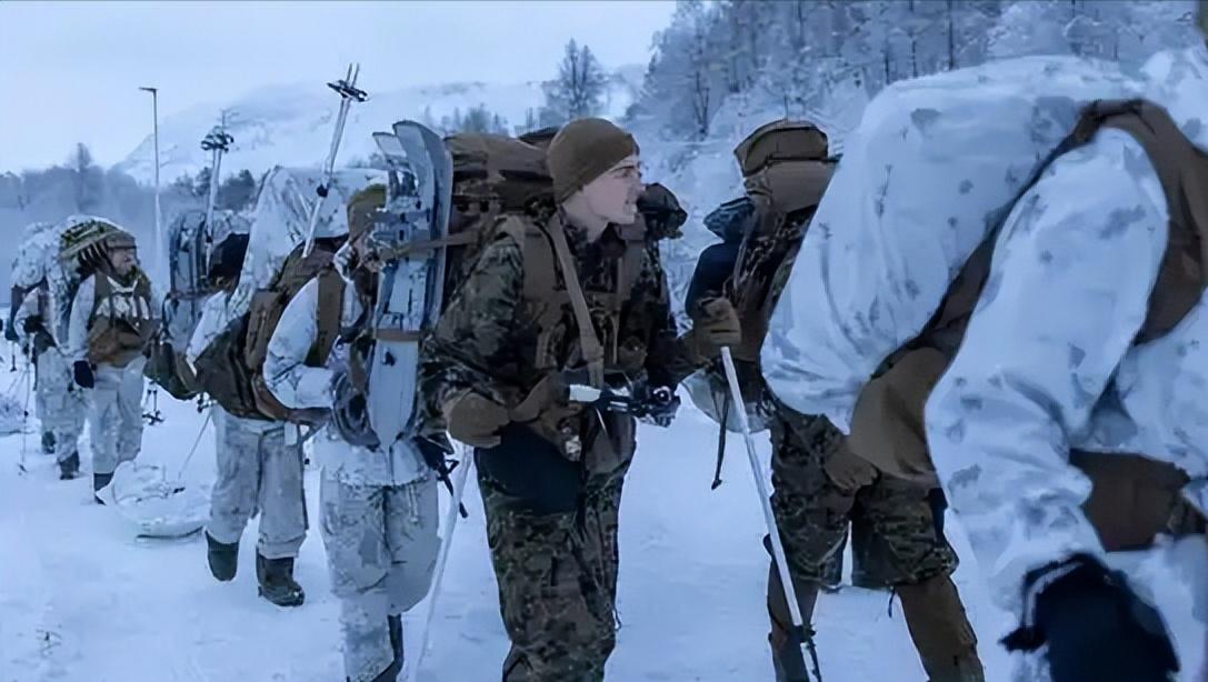 北极为何突然成全球焦点？

3.2万大军冰原集结，战机24小时挂弹待命，舰队在冰