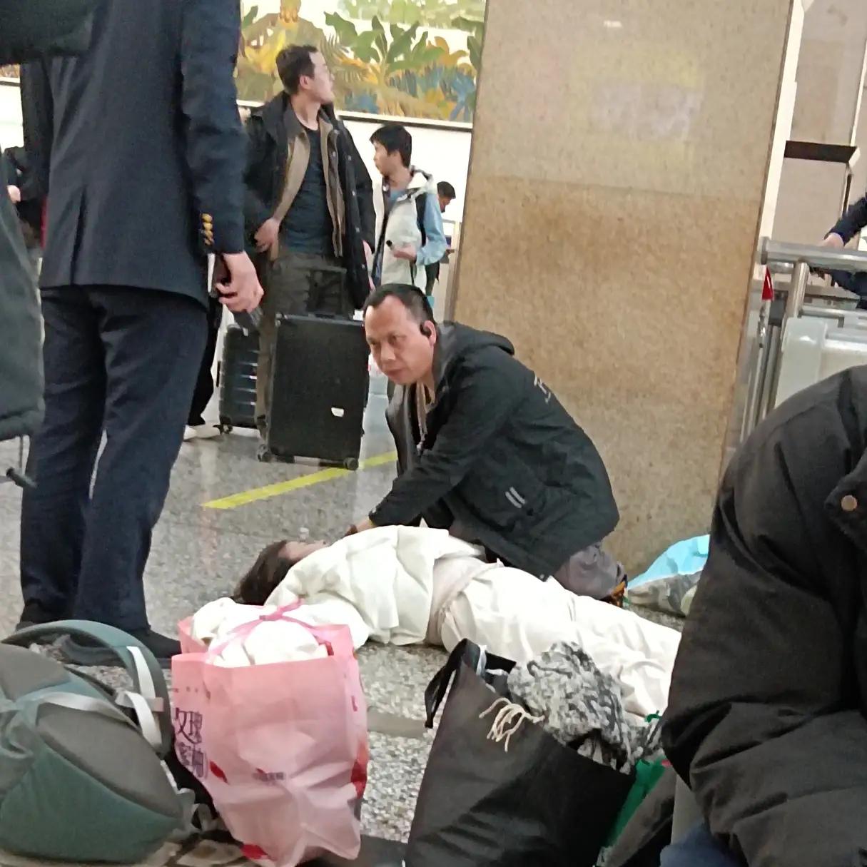 家人们，我必须要讲讲在南宁火车站候车室亲眼看到的揪心事儿！那场面，现在想起来都后