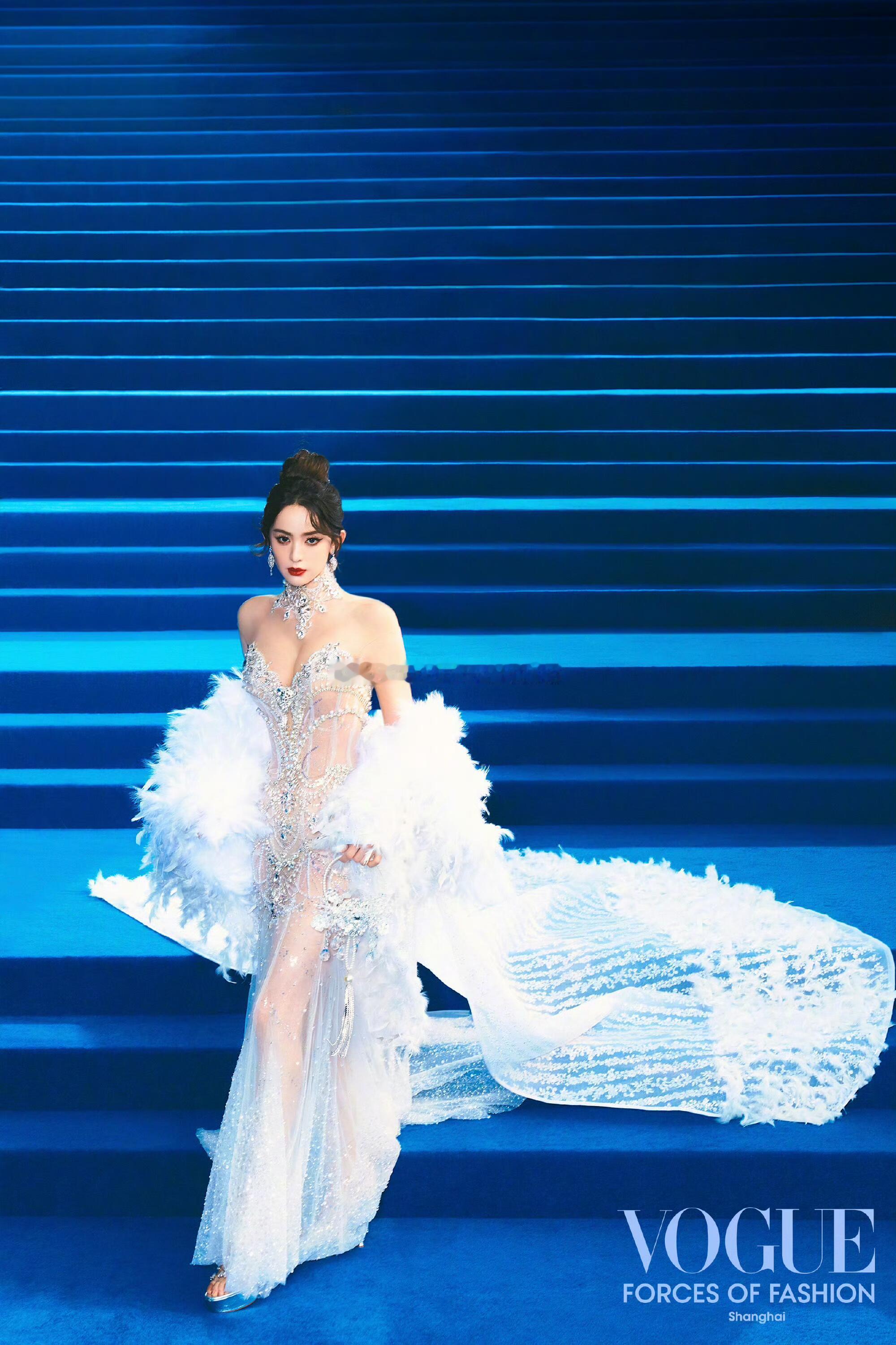娜扎连续四年参加VOGUE盛典，期待今天的造型VOGUE明星出图娜扎[超话] ​