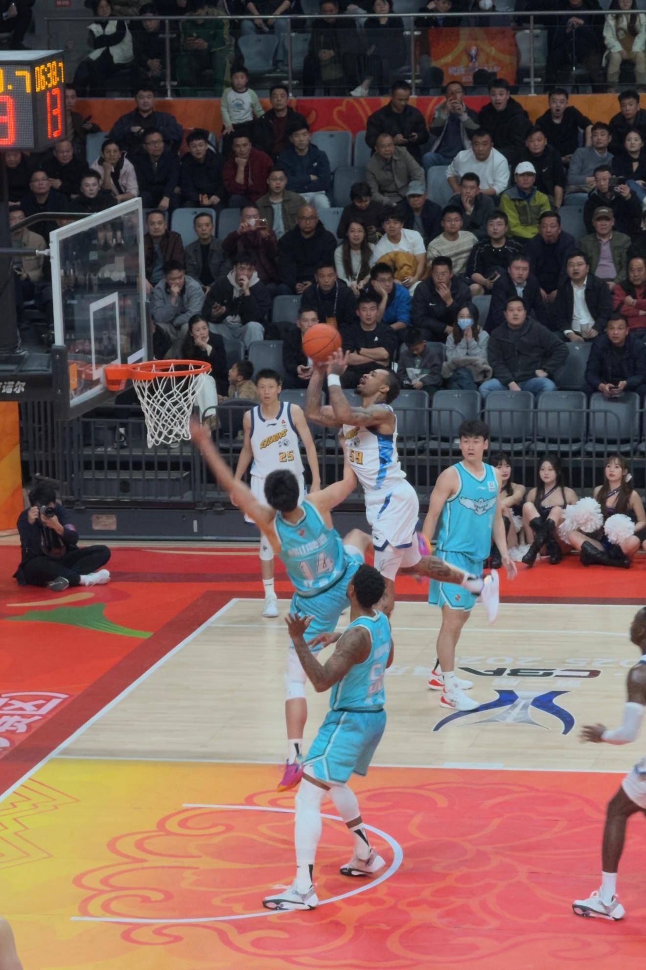 浙江广厦新的小外援雷琼·塔克，身体素质超级劲爆，他新赛季肯定有隔扣的名场面。在布