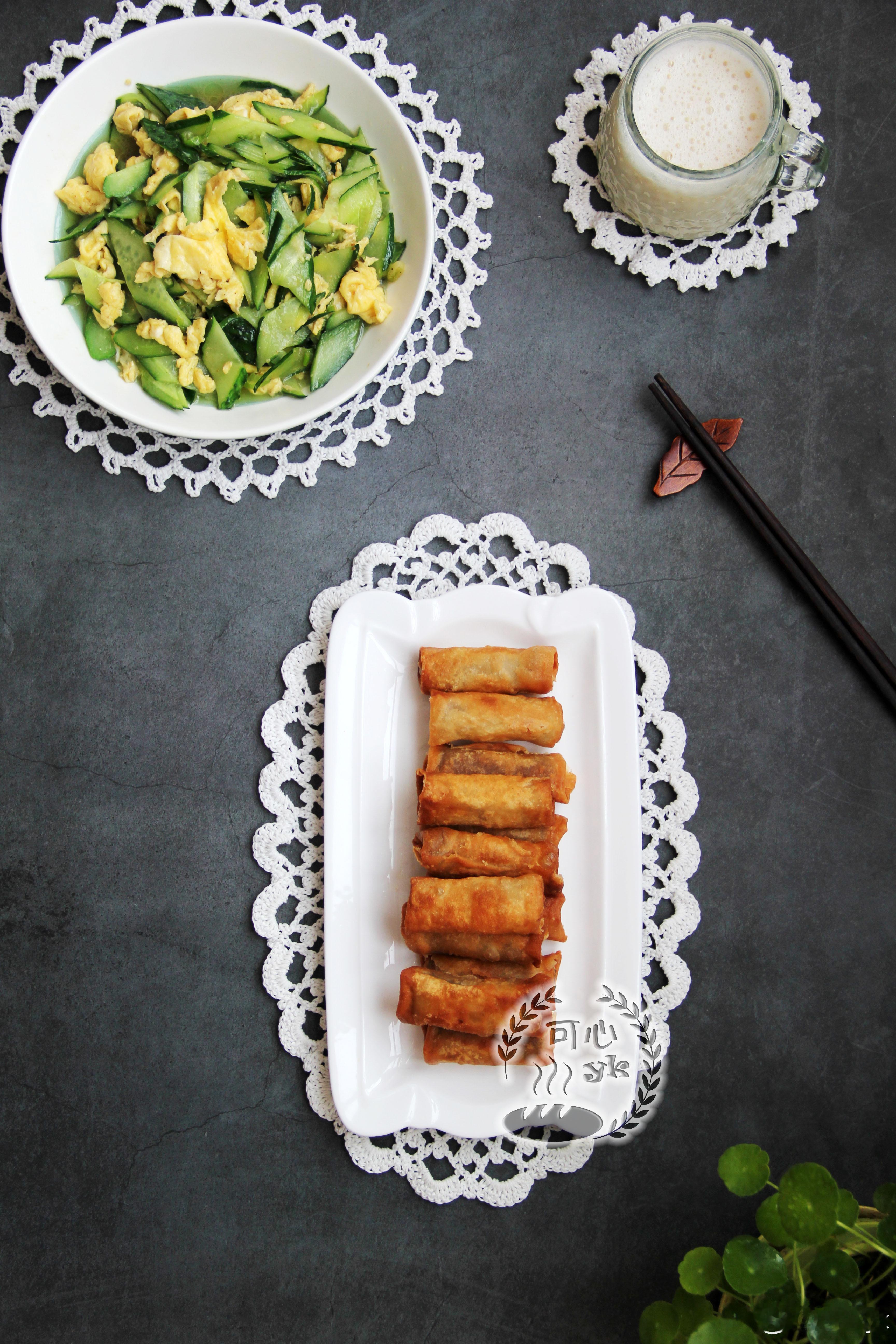[调皮]今天的早餐：春卷，黄瓜炒鸡蛋，豆浆。#不可辜负的美食##我的美食日记##