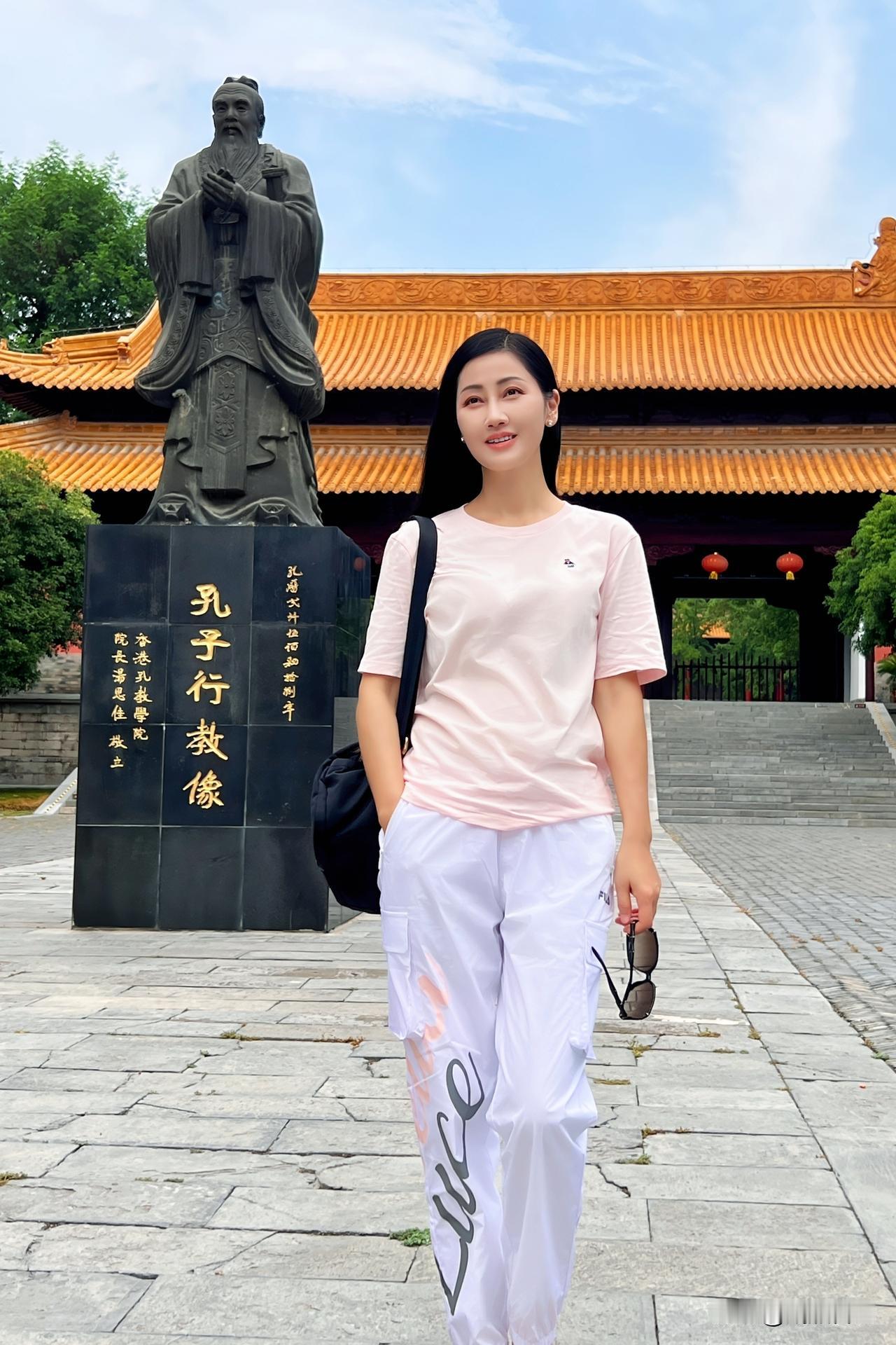 朝天宫里谒孔像