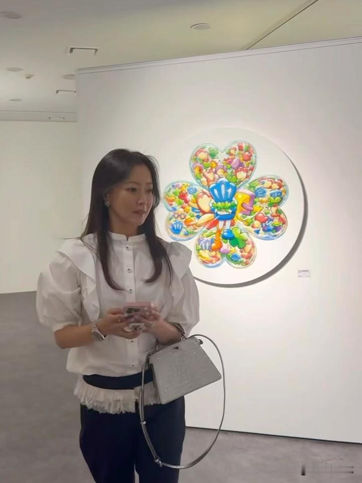 10日，演员金喜善在Instagram上分享多张照片。照片中，金喜善现身展厅参观