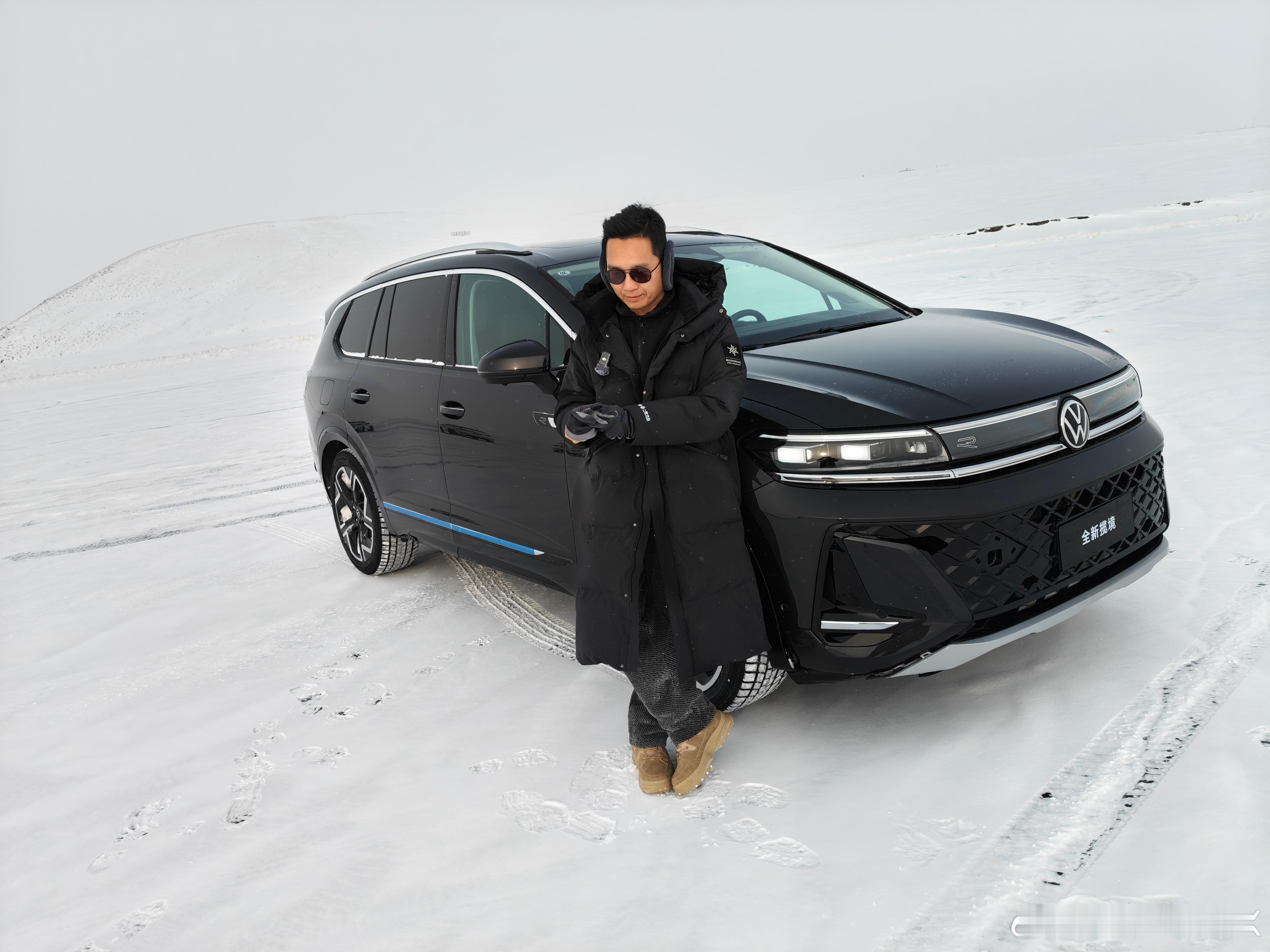 在呼伦贝尔的淖干诺尔汽车营，在零下二十多度冰面体验全新揽境的极限操控。大众揽境4