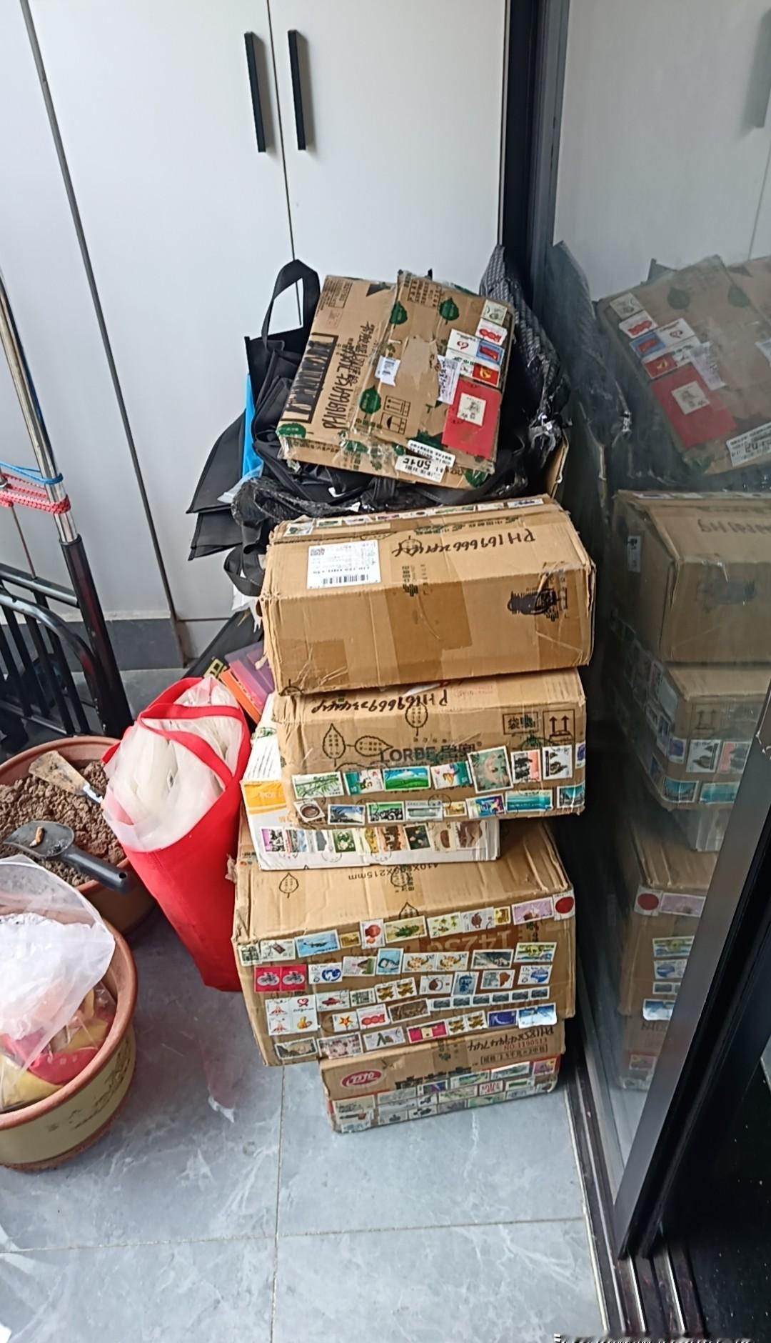 邮票收藏新风向：环保处理与市场潜力齐飞。
日前，邮政部门推行“旧邮票包装回收”新