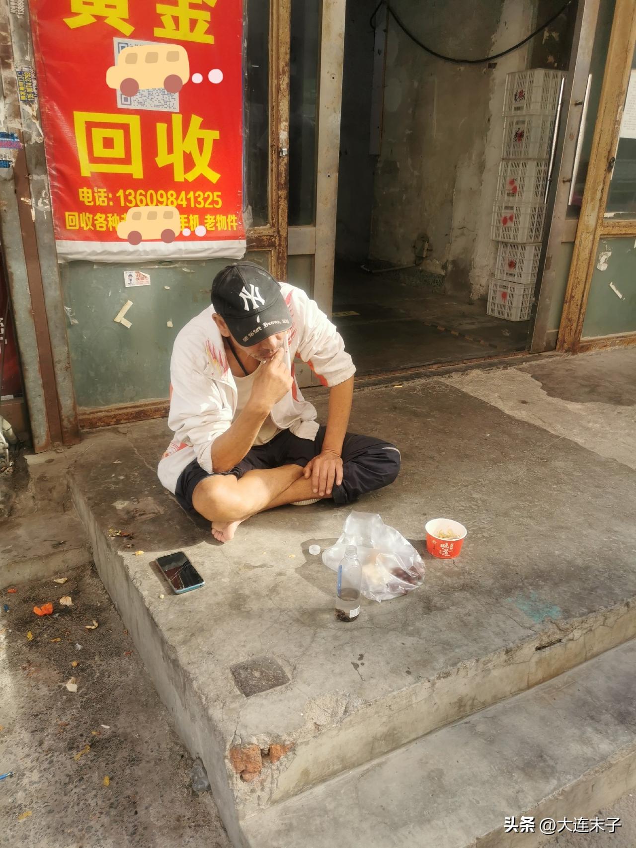 头两天中午，路过甘井子文体街农贸市场，看见一位大爷，光脚露着胳膊坐在小区居民楼的