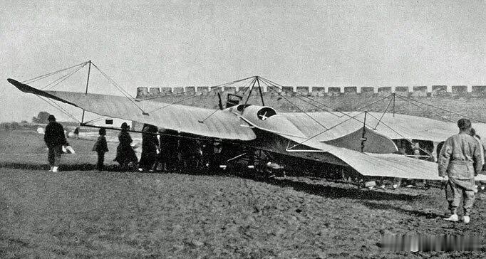 1914年11月6日，第一次世界大战爆发不久，德国驻扎在中国胶州湾的亚洲舰队的飞