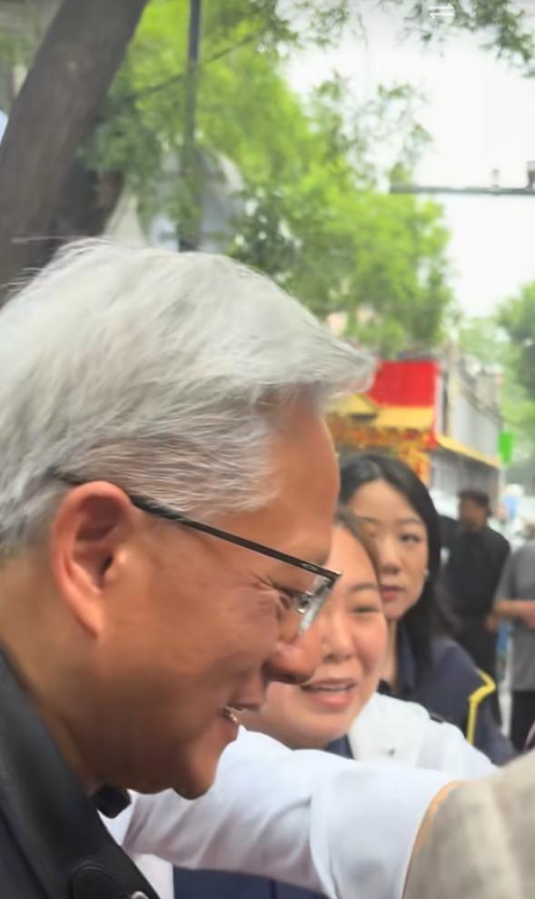 黄仁勋逛南锣鼓巷，根本吃不完，太热情，一家一家挨着吃，我就说，咱们国人哪有一个反